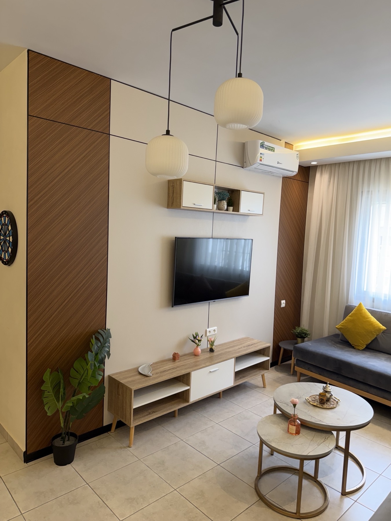 Habillage mural TV PVC avec LED après installation